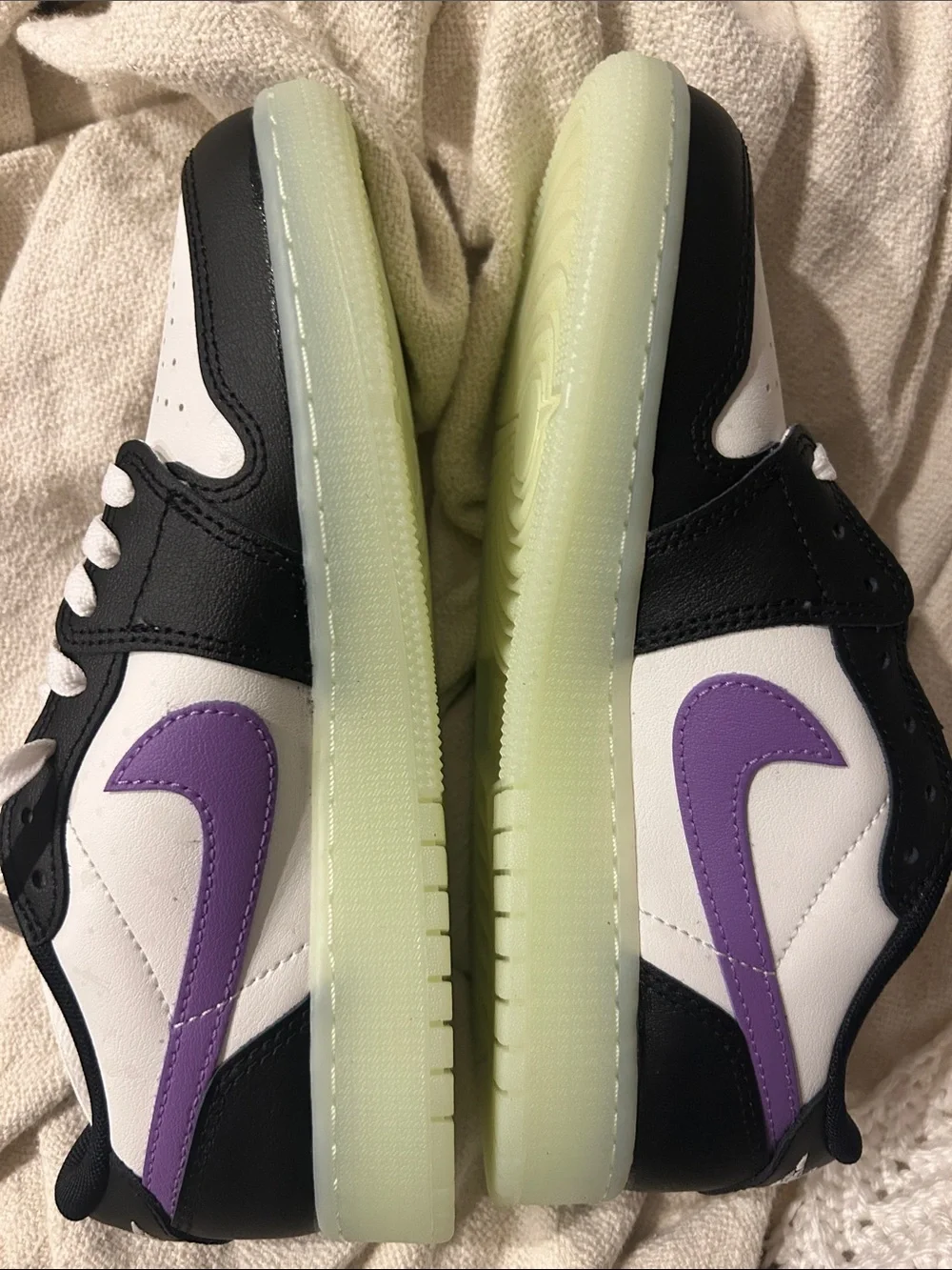 Air Jordan 1 Retro Low OG Black Raspberry Size Y6 NWOT